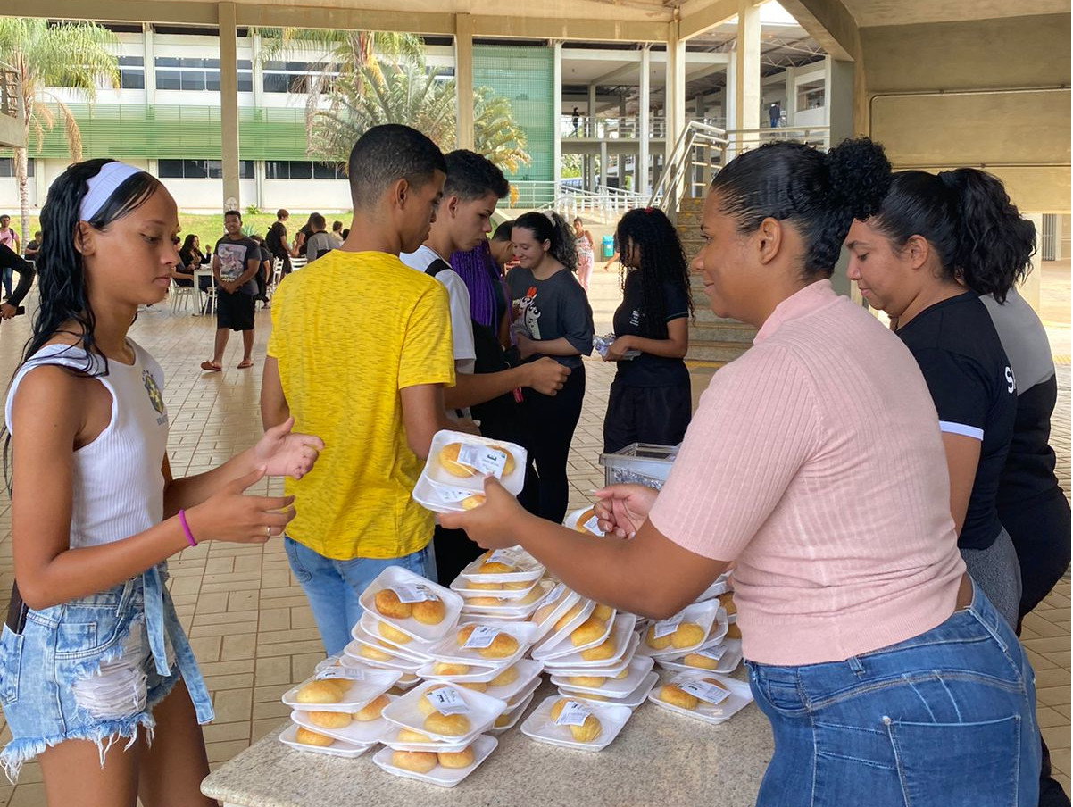 Alimentos orgânicos são distribuídos aos alunos do Ensino Médio